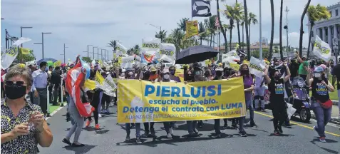  ??  ?? Protesta. Los empleados de la AEE se lanzaron a la calle ayer a reclamar que se detenga el contrato de LUMA.