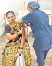  ?? BHUSHAN KOYANDE/HT ?? A beneficiar­y gets inoculated against Covid-19, in Mumbai on Saturday.