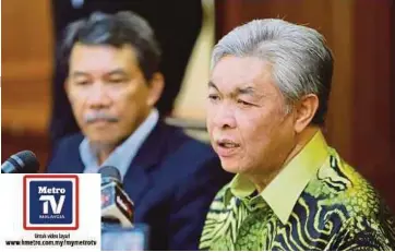  ??  ?? DR Ahmad Zahid bersama Mohamad pada sidang media selepas mempengeru­sikan mesyuarat Biro Politik di Menara Datuk Onn, semalam.