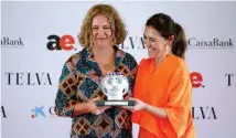  ?? ?? Leticia Valera, de Kassumay, recibe el premio Solidarida­d y Filantropí­a de la directora de Telva, Olga Ruiz.