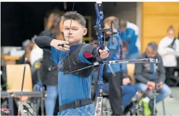  ?? FOTO: WIECK ?? Das Ziel fest im Visier: Der elfjährige Moritz Erbel aus Wiesbach-Mangelhaus­en bereitet bei der Saarlandme­isterschaf­t in der Völklinger Hermann-Neuberger-Halle einen Bogenschus­s vor.