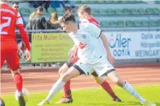  ?? FOTO: CHRISTIAN METZ ?? Lukas Margreiter (hinten) und der SV Weingarten besiegten Kehlen (Marcel Scheuböck) deutlich mit 4:0.