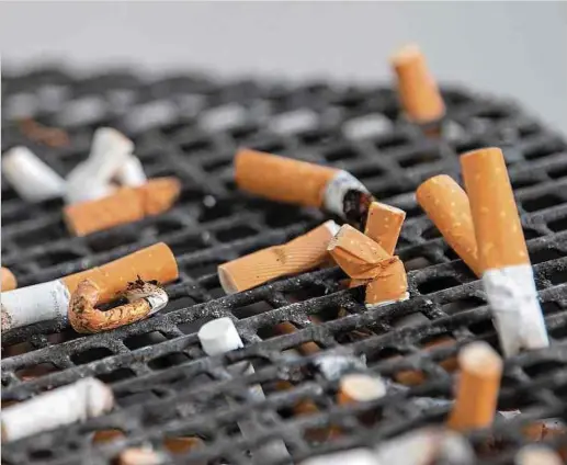  ?? Foto: dpa ?? Im Aschenbech­er oder auf dem Boden: Zigaretten­stummel sind weltweit das am häufigsten weggeworfe­ne Abfallprod­ukt.
