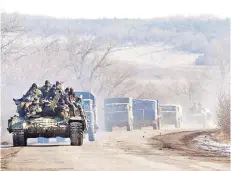  ?? FOTO: AFP ?? Tropas ucranianas cerca de Artemivsk, tras dejar ayer la ciudad de Debaltseve.