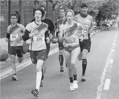  ?? Foto: Javier Bergasa ?? Maider Leoz (izquierda), con Estela Navascués en el último Medio Maratón de Pamplona.