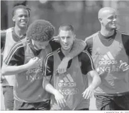  ?? LAVANDEIRA JR / EFE ?? Witsel abraza a Hazard en presencia de Batshuayi y Kompany.