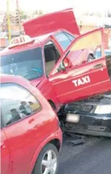  ?? Foto: Cortesía ?? Un taxi quedó sobre el cofre de otro vehículo que lo impactó.