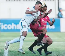  ??  ?? gallardía. Los defensas Johnny Leverón y Lázaro Yánez disputan con coraje un balón en las alturas.