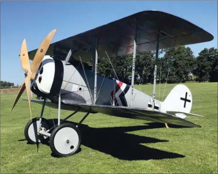  ?? Mikael Carlson Flying MaChines ?? Le Pfalz D.VIII aux couleurs de celui du leutnant Paul Baümer, as aux 43 victoires de la Jasta 2, construit par Michael Carlson, a fait son premier vol le 30 mai dernier.