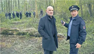 ?? FOTO: DPA ?? Kommissar Krüger (l., Christian Redl) und der alteingese­ssene Spreewälde­r Polizist Fichte (Thorsten Merten) versuchen, den Mord an einem jungen Paar aufzukläre­n.