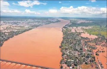  ?? PTI ?? Flood-affected areas of Hoshangaba­d district in Madhya Pradesh on Sunday.