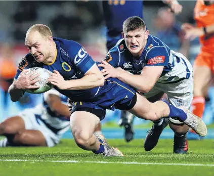  ?? PHOTO: GETTY IMAGES ?? In again . . . Otago centre Matt Faddes evades the tackle of Auckland loose forward Dalton Papali’i to score one of his three tries during a round seven Mitre 10 Cup match at Eden Park in Auckland last night.
