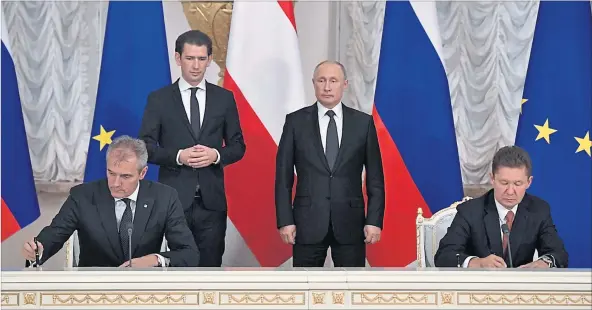  ?? [ Reuters ] ?? OMV-Chef Rainer Seele (l. vorn) und Gazprom-Chef Alexei Miller haben wieder einen (neuen) Plan. Rückendeck­ung gibt es von Sebastian Kurz und Wladimir Putin.