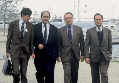  ??  ?? Octobre 1992. Avec Jean-Yves Le Drian, Jacques Delors et François Hollande à Lorient pour la Conférence Démocratie 2000.