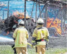  ?? FOTO: EICH ?? Die Feuerwehr konnte die Scheune nicht mehr retten. Nun vermutet die Polizei, dass es sich um Brandstift­ung handelt.