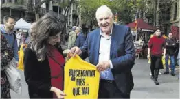  ?? Jordi Bataller / ACN ?? Ernest Maragall, amb una bossa de la seva candidatur­a.