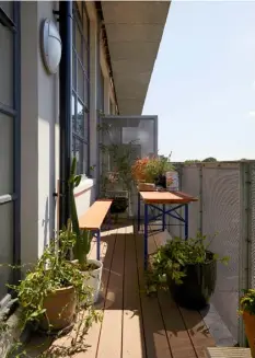  ??  ?? BALCONY
Crittall-style doors open onto a narrow terrace, where plenty of sprawling foliage helps to balance the urban setting. A high table and bench fit neatly into the space and provide relaxed seating for when friends come to visit