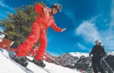  ?? Christian Murdock, Colorado Springs Gazette ?? Ski coach Rob Gallagher demonstrat­es a technique to Andy Lee during an adult ski lesson at Copper Mountain.