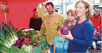  ?? Fotos: Peter Heider ?? Produkte vom Bauernhof, angeboten von Stefanie Roth (links), gehörten zur umfangreic­hen Produktpal­ette auf dem Meitinger Ökomarkt.