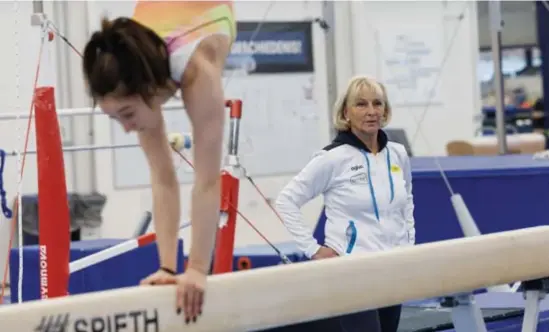  ?? © Kurt Desplenter/blg ?? Nina Derwael en Ulla Koch tijdens een training op de balk in Gent.