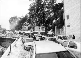  ?? Express ?? Heavy snowfall led to blockades and traffic jams on several arterial roads.