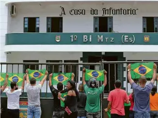  ?? Guilherme Pinto - 10.abr.19/Ag. O Globo ?? Protesto na Vila Militar após a morte de Evaldo Rosa, no Rio