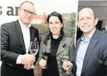  ??  ?? Genussvoll: ORF-Direktor Thomas Prantner, Winzerin Katharina Thaller und TUI-Austria-Chef Gottfried Math