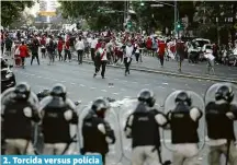  ??  ?? 2. Torcida versus polícia