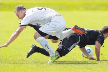  ?? ARCHIV-FOTO: THOMAS WARNACK ?? Eugen Michel (links) und der FC Ostrach wollen in Straßberg, beim Aufsteiger aus der Bezirkslig­a Zollern, siegen und damit ihren Erfolg aus der Hinrunde wiederhole­n.