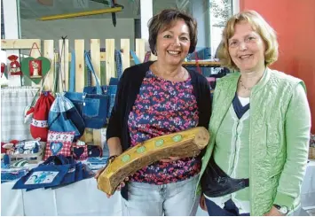  ?? Fotos: Siegfried P. Rupprecht ?? Handgemach­t, so lautete die Devise des ersten Hobby und Kreativmar­kts in der Bobinger Siedlung. An dieses Motto hielten sich auch Inge Welnhofer (links) und Dagmar Templin.