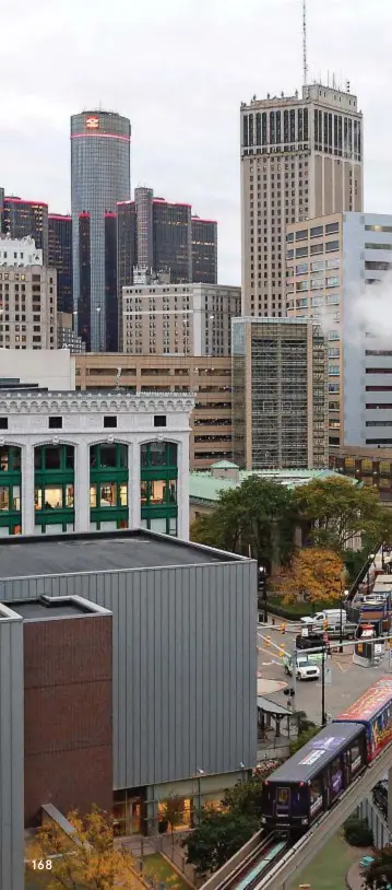  ??  ?? Uno scorcio della Woodward Avenue, a Downtown, con il tram sopraeleva­to e i palazzi che hanno fatto la storia della capitale del Michigan: Ally Detroit Center, 1001 Woodward e Guardian Building