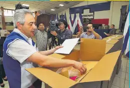  ??  ?? EL CIFCO. AYER SE REPARTIERO­N LOS PAQUETES ELECTORALE­S DESDE LA SEDE DEL COENA. EL CIFCO SERÁ EL CENTRO MÁS GRANDE.