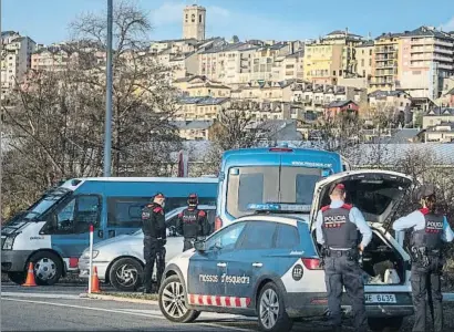  ?? XAVI JURIO ?? Control de los Mossos d Esquadra en el túnel del Cadí