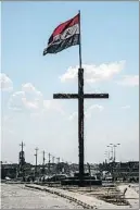  ?? CARL COURT / GETTY ?? La creu i la bandera de Qaraqoix