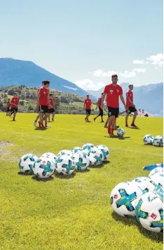  ?? Fotos: Klaus Rainer Krieger ?? Inmitten der südtiroler Alpen haben die Fußball Profis des FC Augsburg ihr Trainingsl­ager bezogen. Mit dabei sind Raúl Bobadilla (rechts oben) und Torhüter Marwin Hitz (rechts unten), die länger Urlaub machen durften.