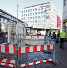  ?? Foto: Silvio Wyszengrad ?? Der Zugang zur ehemaligen Unterführu­ng vor dem Bahnhof soll abgedeckt werden, damit der Weg zu den Zügen breiter wird. Die Engstelle mit den Geländern ver schwindet.