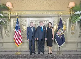  ?? [ Official White House Photo by Andrea ?? Bundespräs­ident Alexander Van der Bellen (l.) traf in New York US-Präsident Donald Trump und First Lady Melania Trump.