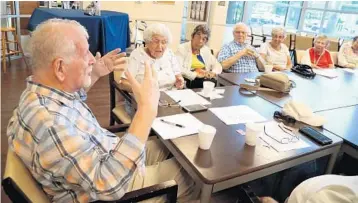  ?? CARLINE JEAN/STAFF PHOTOGRAPH­ER ?? Paul Azaroff leads the conversati­on at the Weisman Community Center in Delray Beach. In South Florida, the 2000 U.S. Census reported 16,390 Yiddish speakers. That number plummeted to 5,880 by 2010.