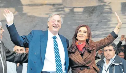 ?? ?? Ex presidente­s. Néstor y Cristina Kirchner tienen el récord de emitir decretos de necesidad y urgencia.