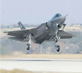  ?? Ansa ?? Discusso
Un caccia F-35, sviluppato dalla Lockheed Martin e il ministro della Difesa, Elisabetta Trenta