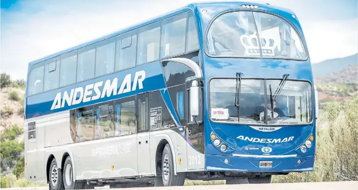  ??  ?? Doble piso. Un bus de larga distacia montado sobre el chasis Scania K400 IB 6x2 con motor 12.7 litros de 400 CV. La carrocería es Metalsur (un carrocero argentino).