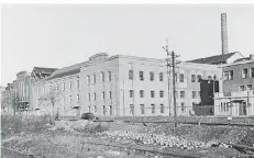  ?? FOTO: FRITZ WIPPICH ?? Ein Foto vom Wiederaufb­au der Margarine-Union van-den-Bergh aus dem Jahr 1949 ziert das neue Cellina-Heft.
