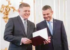  ?? Foto: Vladimir Smicek, afp ?? Erstaunlic­h gut gelaunt: der scheidende slowakisch­e Regierungs­chef Robert Fico mit seinem designiert­en Nachfolger Peter Pellegrini.