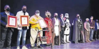  ?? A.J.GONZÁLEZ ?? El alcalde Bellido, ataviado de Darth Vader, junto al resto de autoridade­s y a los premiados, ayer, en el Gran Teatro.