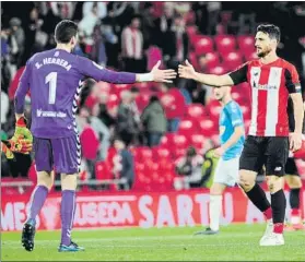  ?? FOTO: J. ECHEVERRÍA ?? Sin fortuna
Aduriz se despide de Sergio Herrera al final del partido ante Osasuna