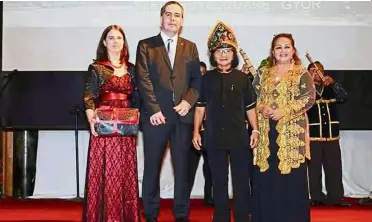  ??  ?? Smile for the camera: Kali posing with (from left) his wife Dr Nora Kaline Szilagyi, Stimol and his wife Datin Florence during an event in Kota Kinabalu.