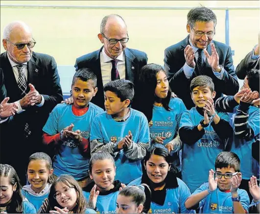  ??  ?? Vilarrubí, Cardoner y Bartomeu, con el director ejecutivo de Unicef, Anthony Lake, y un grupo de niños, ayer en el Camp Nou