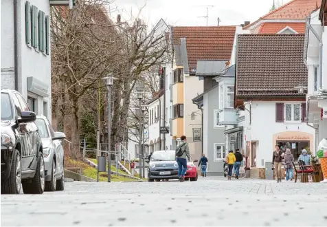  ?? Foto: Julian Leitenstor­fer ?? Mehr Platz wird es von Mai bis Ende September, jeweils an den Wochenende­n und an Feiertagen, für die Fußgänger in der Mühlstraße geben. Dann nämlich gilt dieser ver kehrsberuh­igte Bereich als temporäre Fußgängerz­one.