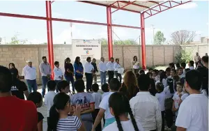  ??  ?? LA PRIMERA institució­n educativa que se visitó fue la primaria Salvador Partida