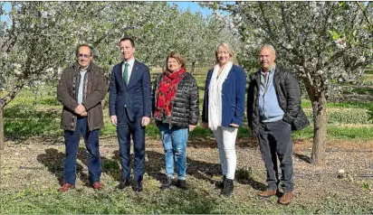  ?? ?? Pascual Ribot, Llorenç Galmés, Lydia E. Corral, Pilar Amate y Miquel Riera, ayer por la mañana tras la entrega del reconocimi­ento, entre los almendros, ya en flor, de la finca Son Gallard Vell en Palma.